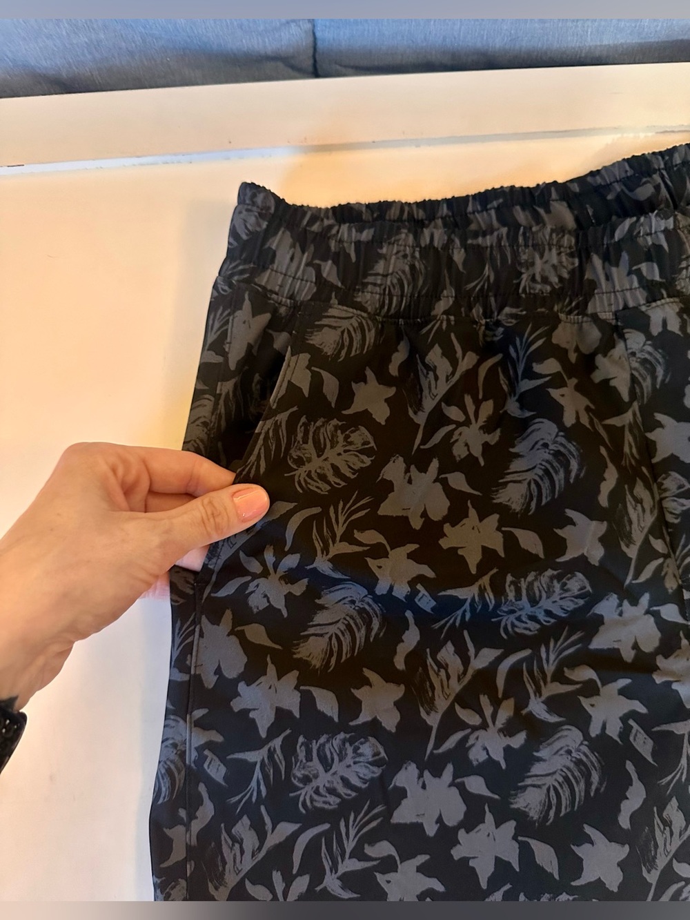 🖤 all in motion - Women’s Black Tropical Print Athletic Shorts - Size: M - Picture 5 of 9